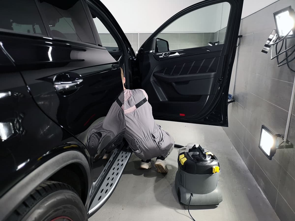 Tým specialistů na čistění automobilů